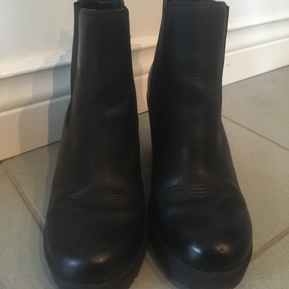 Gently used Hibou heeled boots - Picture 4 of 5